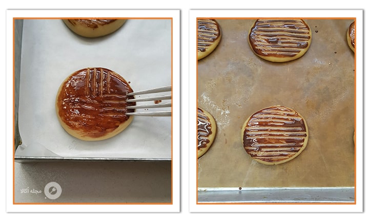 روی کوکی را با چنگال فرم دهید