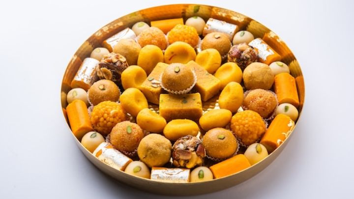 مراحل تهیه شیرینی اسپشیال