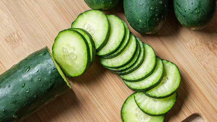 خیار از خوراکیهایی که به تامین آب بدن کمک میکنند! خیار از خوراکیهایی که به تامین آب بدن کمک میکنند!