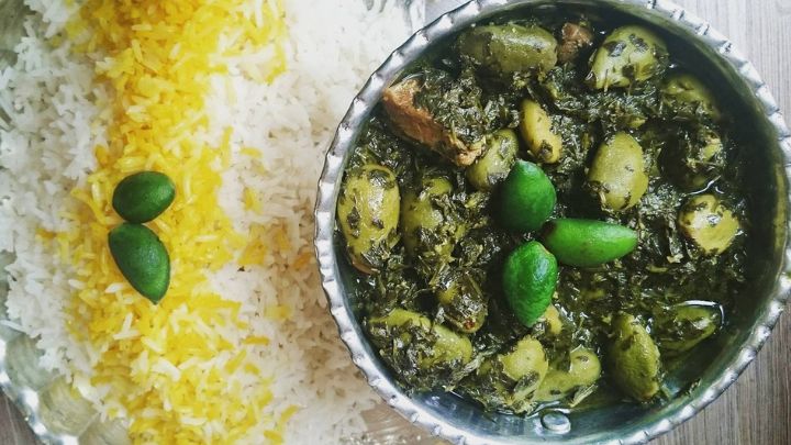 مراحل تهیه خورشت چاقاله بادام و گوجه سبز