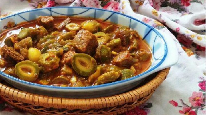 مراحل تهیه خورش چغاله بادام و گوجه سبز مراحل تهیه خورش چغاله بادام و گوجه سبز