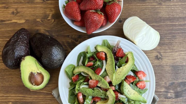 طرز تهیه تست آووکادو و توت فرنگی