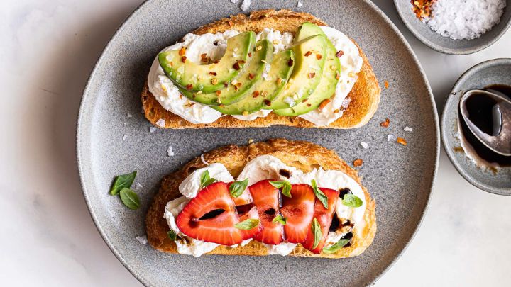 طرز تهیه تست آووکادو و توت فرنگی