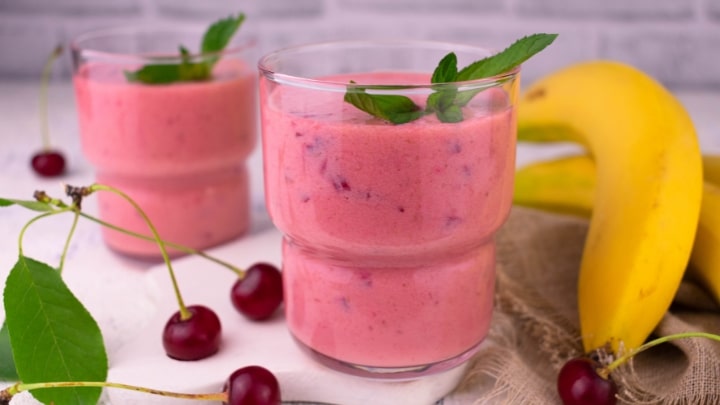 اسموتی موز و آلبالو اسموتی موز و آلبالو