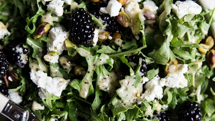 سالاد توت سیاه با پنیر و آرگولا