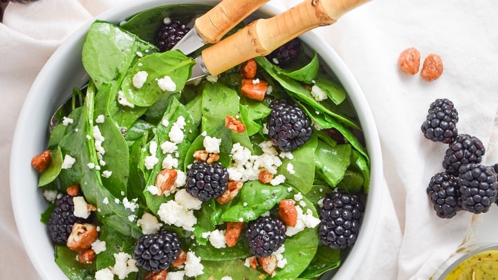 سالاد توت سیاه با پنیر و اسفناج