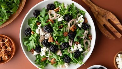 طرز تهیه سالاد توت سیاه با پنیر؛ خوشمزه و رژیمی