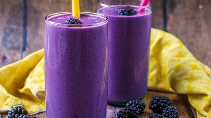 مراحل تهیه اسموتی توت سیاه مراحل تهیه اسموتی توت سیاه