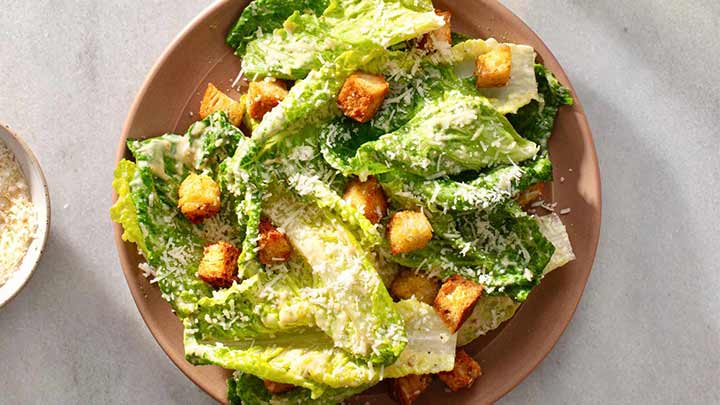 مراحل تهیه سالاد سزار مراحل تهیه سالاد سزار