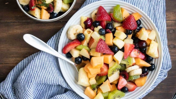 طرز تهیه سالاد طالبی و کیوی با توت فرنگی