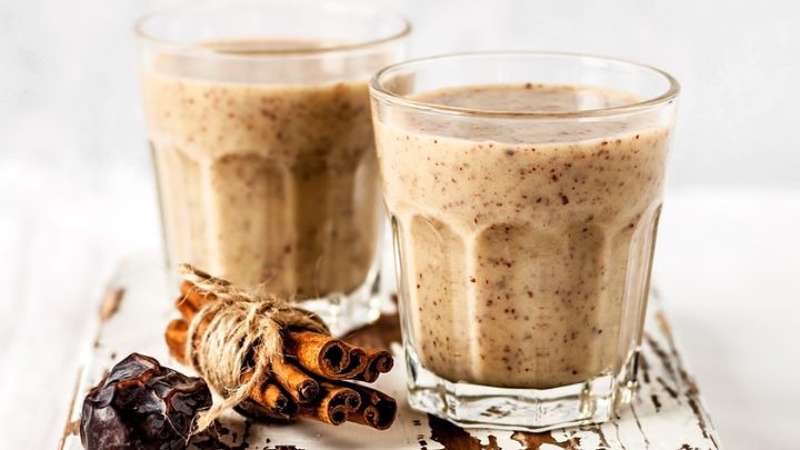 مراحل تهیه اسموتی خرما مراحل تهیه اسموتی خرما