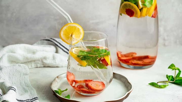 دتاکس واتر میوه‌ای با کیوی و توت فرنگی