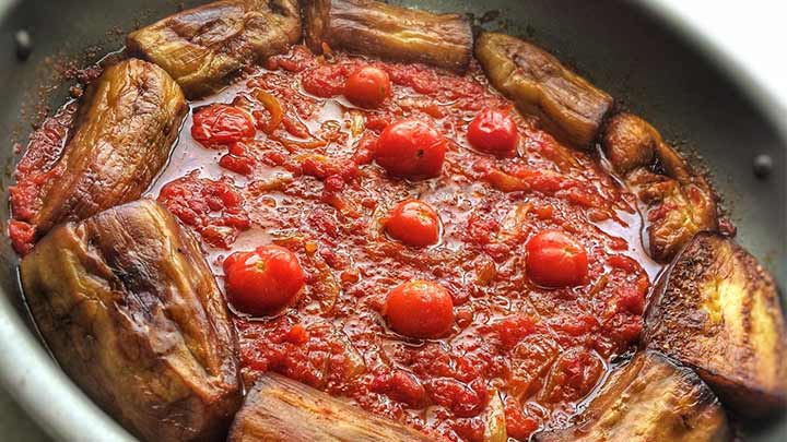 مراحل تهیه خوراک بادمجان با گوجه فرنگی