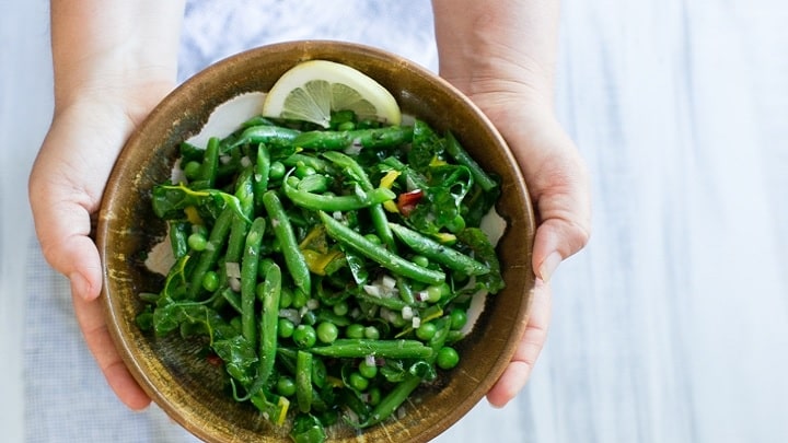 مراحل تهیه سالاد لوبیا سبز و نخود فرنگی با سس مخصوص مراحل تهیه سالاد لوبیا سبز و نخود فرنگی با سس مخصوص