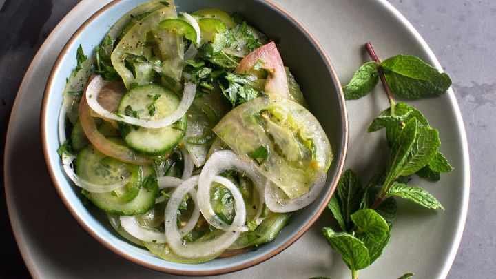 مراحل تهیه سالاد کاهو با گوجه سبز مراحل تهیه سالاد کاهو با گوجه سبز