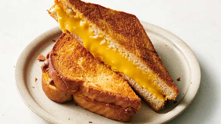 مراحل تهیه ساندویچ پنیر کبابی