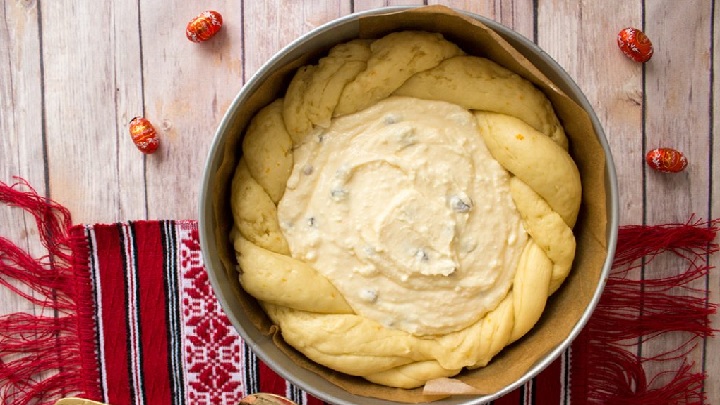 مایه پنیری را آماده کنید برای نان پنیری رومانیایی مایه پنیری را آماده کنید برای نان پنیری رومانیایی