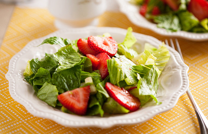 طرز تهیه سالاد توت فرنگی طرز تهیه سالاد توت فرنگی