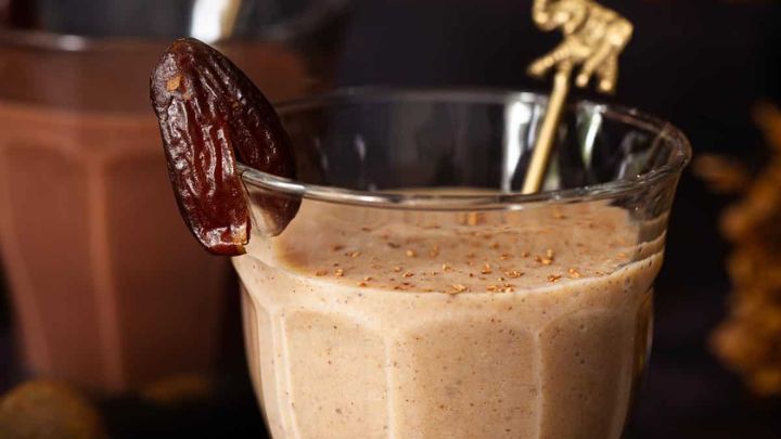 مراحل تهیه اسموتی شیر و خرما مراحل تهیه اسموتی شیر و خرما