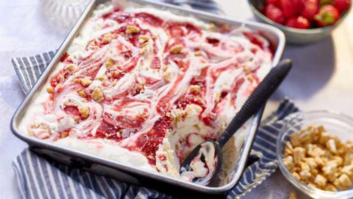 مراحل تهیه چیز کیک توت فرنگی یخی