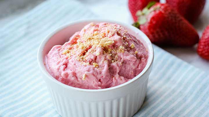 نکات و فوت و فن‌های تهیه چیز کیک توت فرنگی یخی