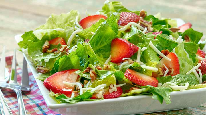 مراحل تهیه سالاد توت فرنگی و کاهو