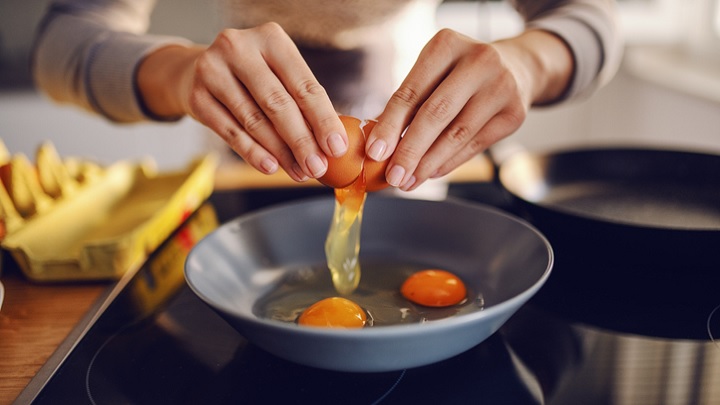 تخم مرغ هم زده خامه‌ای