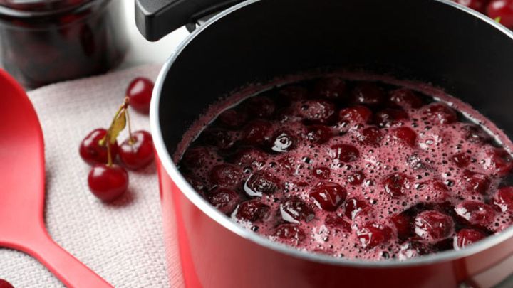 افزودن شکر، نمک و رب انار برای ترشک توت افزودن شکر، نمک و رب انار برای ترشک توت