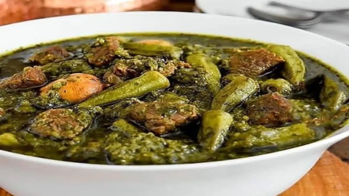 آماده‌سازی بامیه و افزودن لیمو عمانی برای خورش بامیه با سبزی