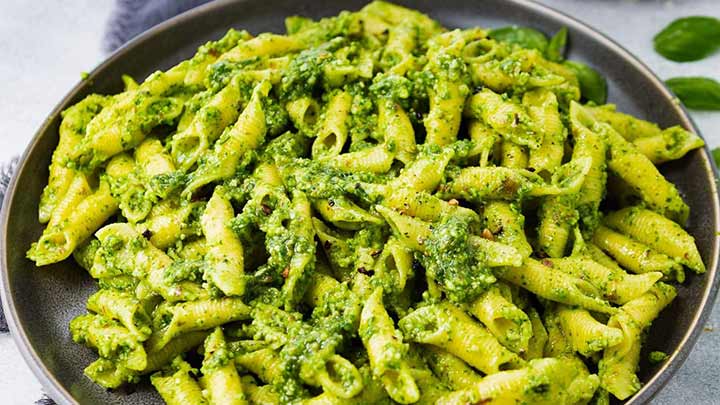 مراحل تهیه پاستا با سس پستو مراحل تهیه پاستا با سس پستو