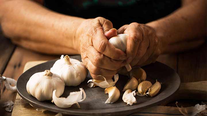 بهبود قرمزی از خواص بینظیر سیر برای پوست بهبود قرمزی از خواص بینظیر سیر برای پوست