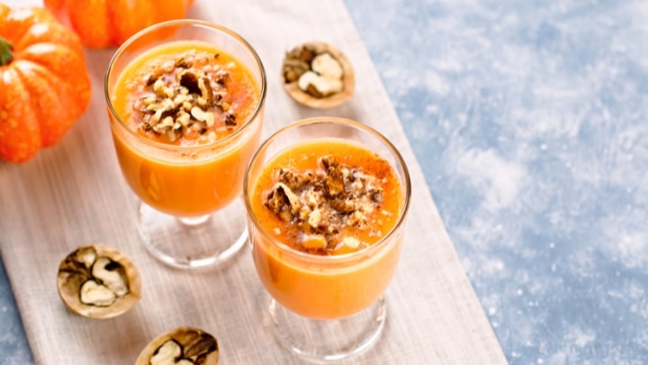 اسموتی کدو حلوایی و گردو اسموتی کدو حلوایی و گردو