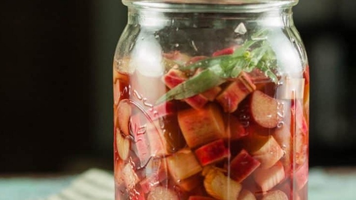 مواد ترشی ریواس را در شیشه بریزید