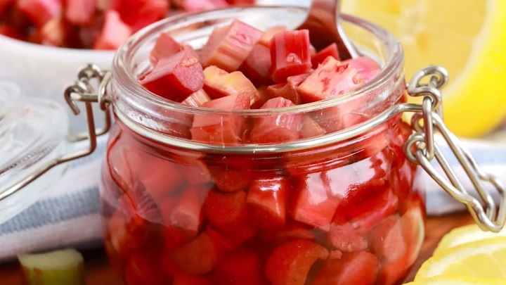 سبزی ترشی و برگ کرفس را خرد کنید برای ترشی ریواس