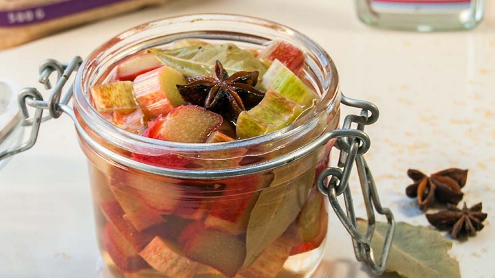 طرز تهیه ترشی ریواس و کرفس خانگی