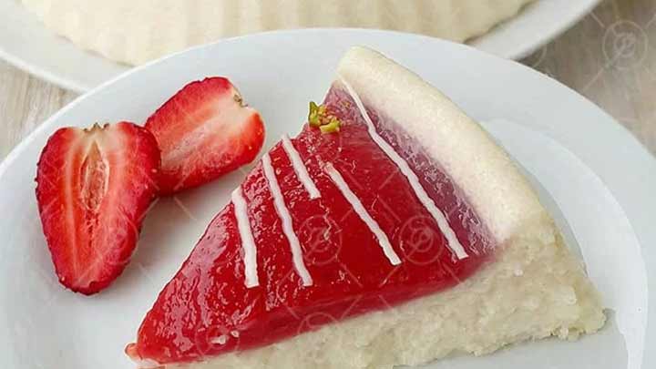 پودینگ سمولینا با سس توت فرنگی پودینگ سمولینا با سس توت فرنگی