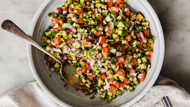 مراحل تهیه سالاد شیرازی با گوجه سبز