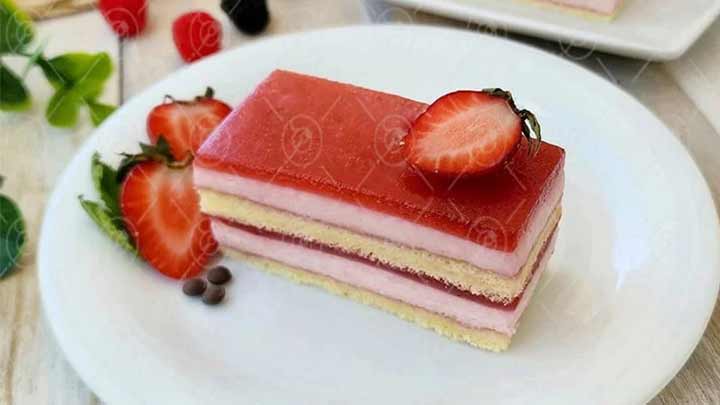 شیرینی تر برشی توت فرنگی شیرینی تر برشی توت فرنگی
