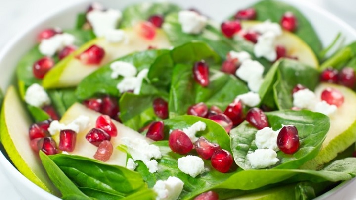 مراحل تهیه سالاد اسفناج و انار و گردو مراحل تهیه سالاد اسفناج و انار و گردو