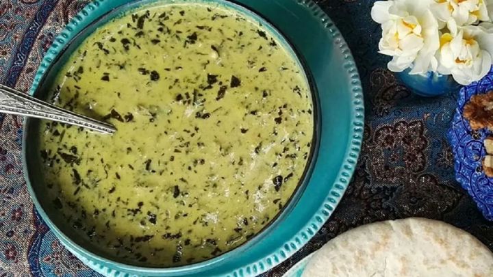 مراحل تهیه اشکنه گوجه سبز مراحل تهیه اشکنه گوجه سبز