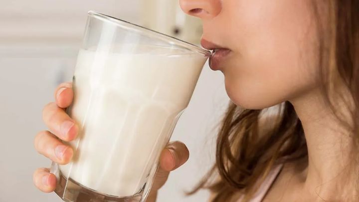 شیر گرم: آرامش بخش و کمک کننده به سیستم گوارشی شیر گرم: آرامش بخش و کمک کننده به سیستم گوارشی