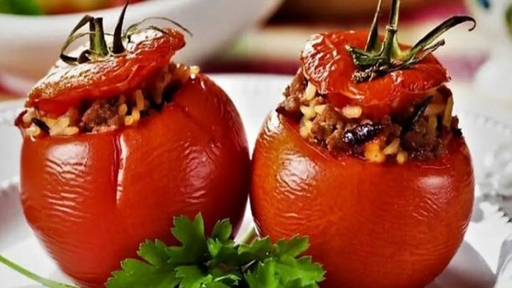 مراحل تهیه دلمه گوجه فرنگی مراحل تهیه دلمه گوجه فرنگی
