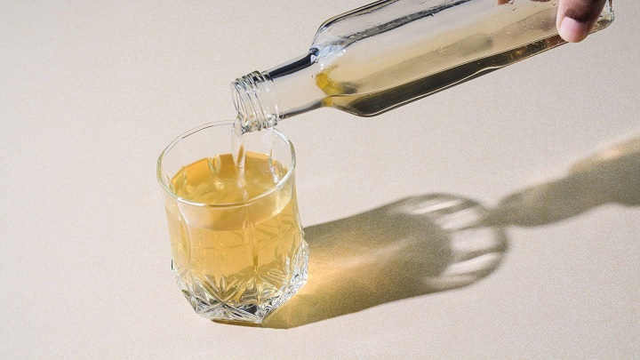 طرز تهیه نوشیدنی سرکوب کننده اشتها با سرکه سیب و آب