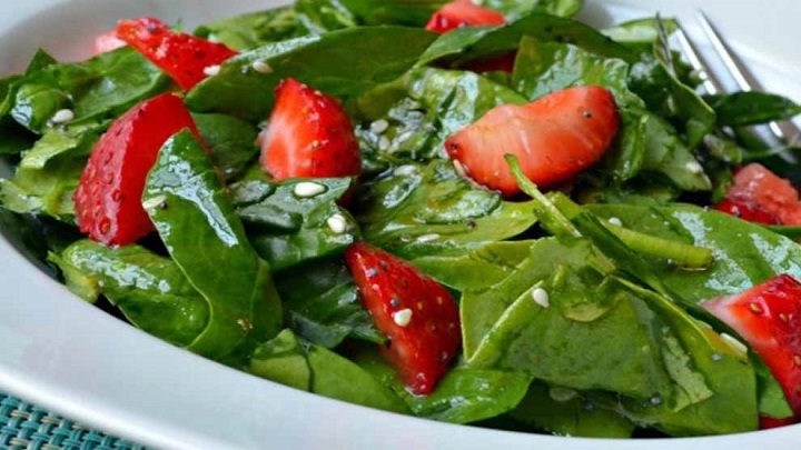 طرز تهیه سالاد اسفناج و توت فرنگی طرز تهیه سالاد اسفناج و توت فرنگی