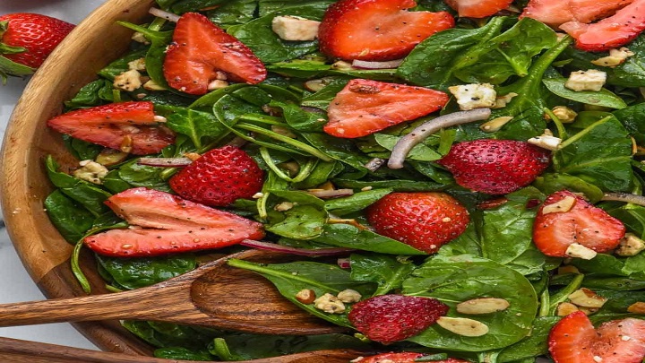 طرز تهیه سالاد اسفناج و توت فرنگی طرز تهیه سالاد اسفناج و توت فرنگی