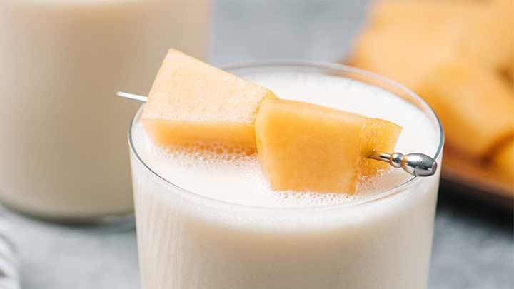 مراحل تهیه شیر طالبی با بستنی