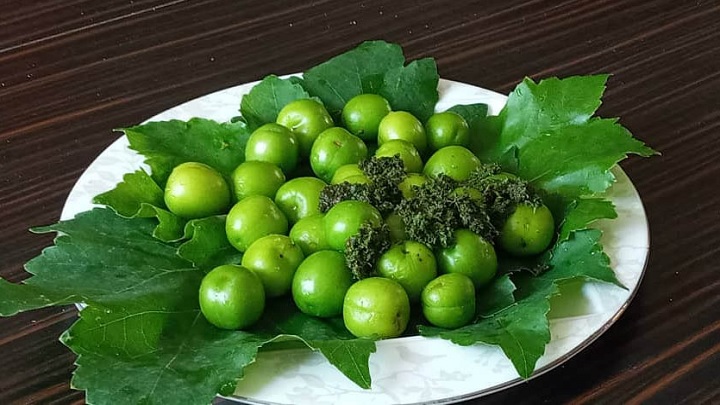 نمک را اضافه کنید برای دلال گوجه سبز