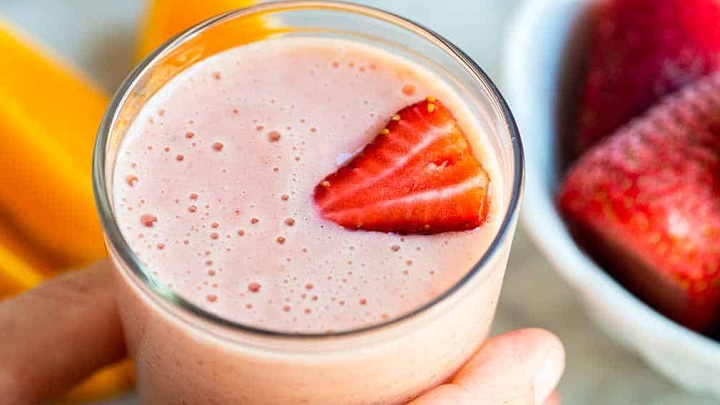 اسموتی دو رنگ موز و توت فرنگی اسموتی دو رنگ موز و توت فرنگی