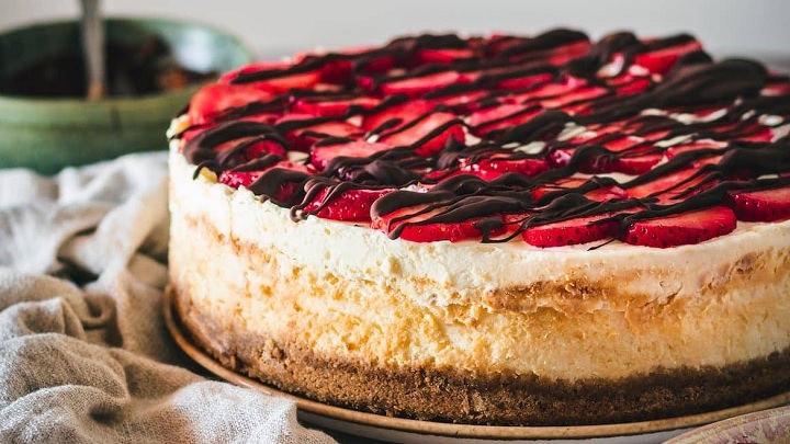 چیز کیک شکلاتی مغزدار با توت فرنگی چیز کیک شکلاتی مغزدار با توت فرنگی