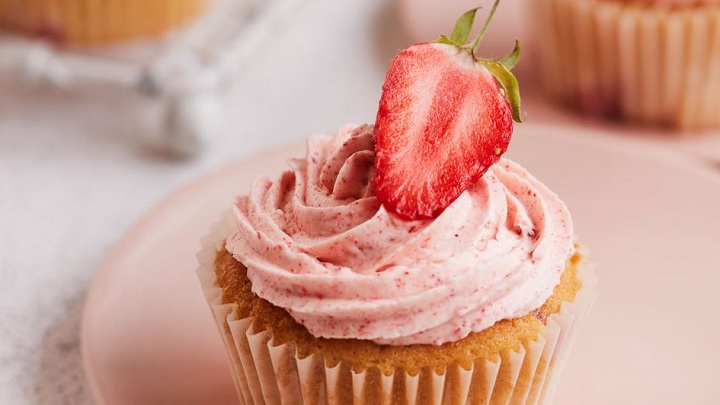 کاپ کیک توت فرنگی کاپ کیک توت فرنگی